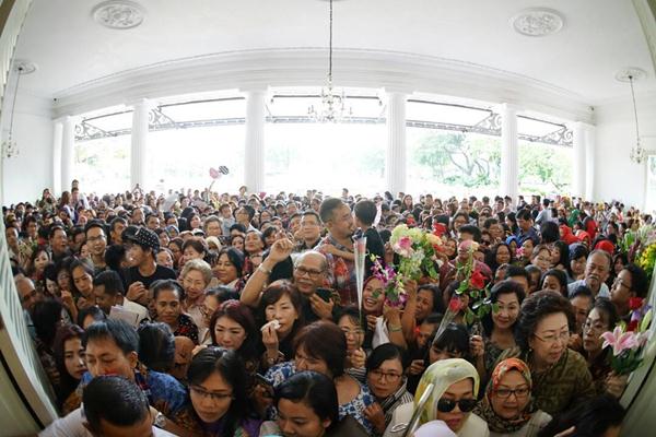 Foto-foto Ahok-Djarot ‘Banjir Bunga’ di Balai Kota DKI