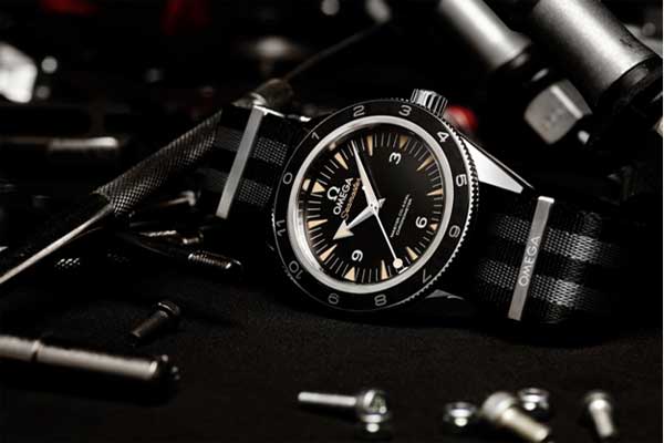 Tampilan Seperti James Bond dengan Jam Tangan Omega Seamaster 300 Spectre