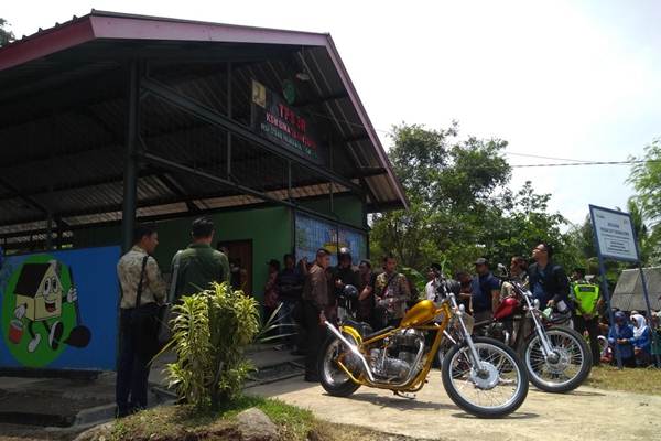 Warga Desa "Selfie" Bareng Motor Chopper Jokowi