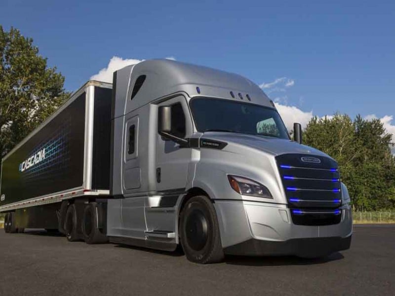 Daimler Serahkan 30 Truk Listrik Freightliner eCascadia & eM2 ke Pelanggan