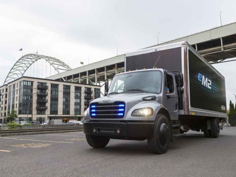 Daimler Serahkan 30 Truk Listrik Freightliner eCascadia & eM2 ke Pelanggan