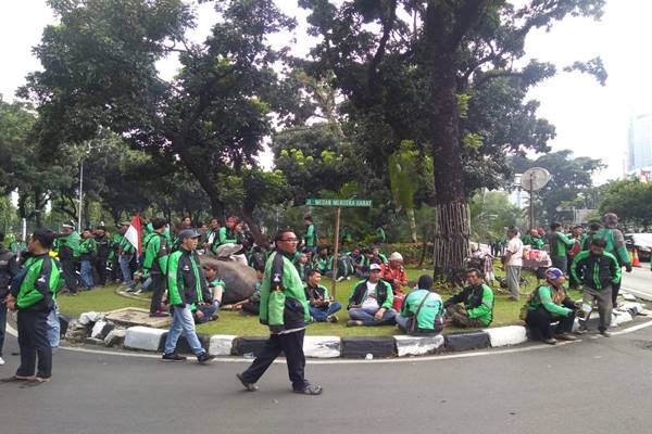 DEMO GOJEK-GRAB : Motor Penuhi Medan Merdeka Barat, Mobil Pribadi Masuk Jalur Busway