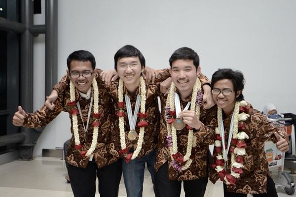 Siswa Indonesia Raih Medali Emas di Olimpiade Kimia dan Fisika 2018