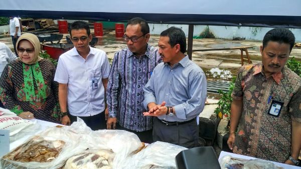 48 Ton Daging Beku Kadaluarsa & Gula Rafinasi Bocor Dimusnahkan