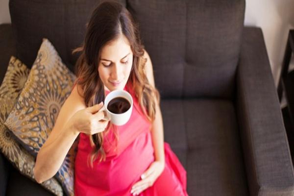 Wanita Hamil Minum dari Botol Plastik, Bayinya Bisa Obesitas