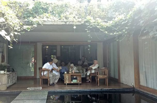 Hasil Pilkada DKI 2017: Foto-foto Suasana Santai Rumah Anies