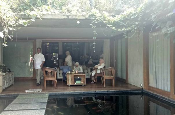 Hasil Pilkada DKI 2017: Foto-foto Suasana Santai Rumah Anies