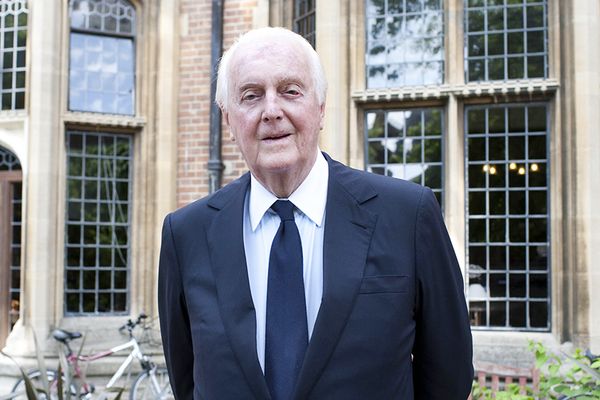 Hubert de Givenchy: Bapak Gaya Desain Romantis yang Elegan