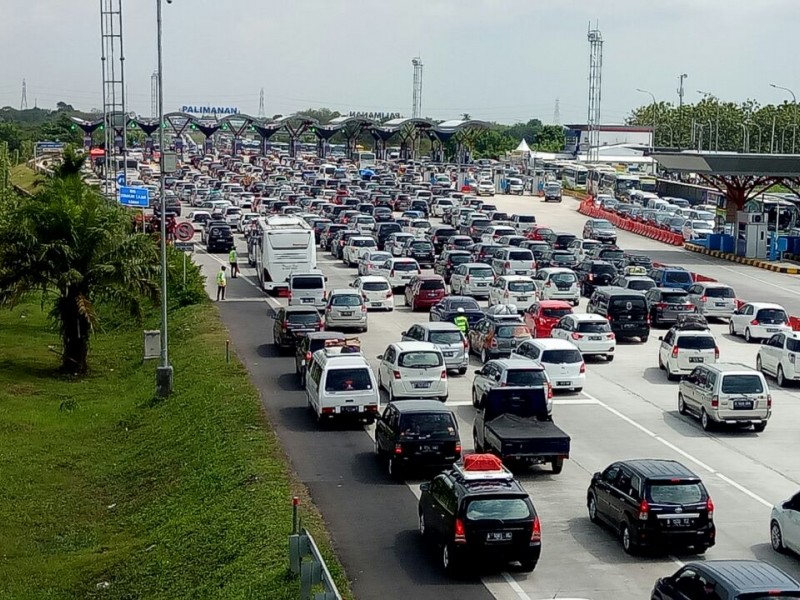 ARUS BALIK: Volume Kendaraan di Tol Cipali Mulai Padat,  Ini Foto-fotonya