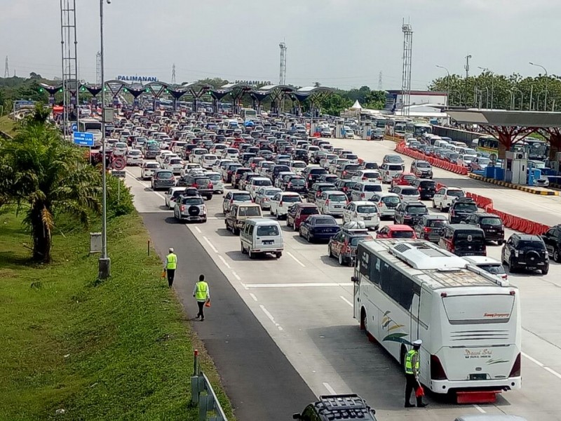 ARUS BALIK: Volume Kendaraan di Tol Cipali Mulai Padat,  Ini Foto-fotonya