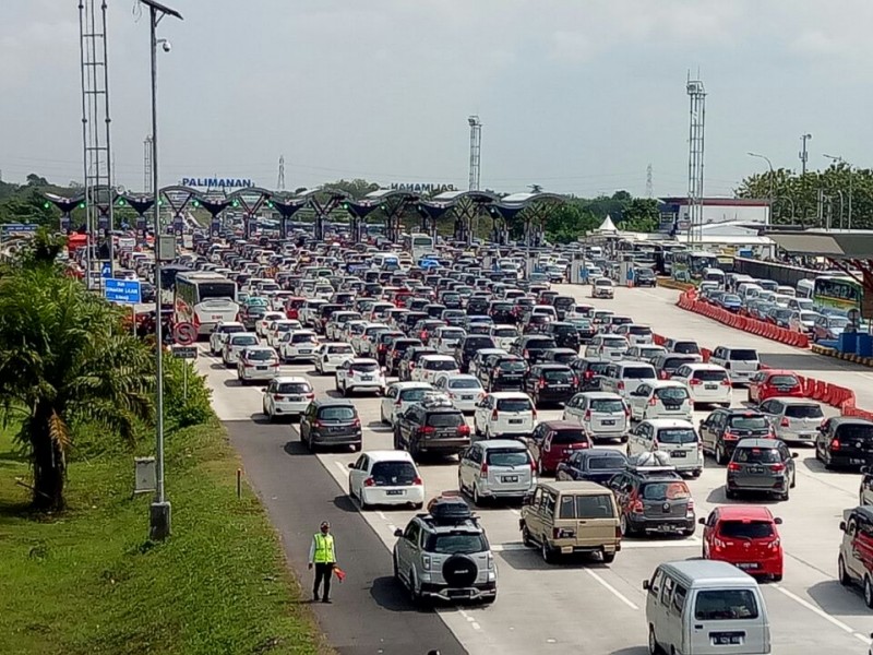 ARUS BALIK: Volume Kendaraan di Tol Cipali Mulai Padat,  Ini Foto-fotonya