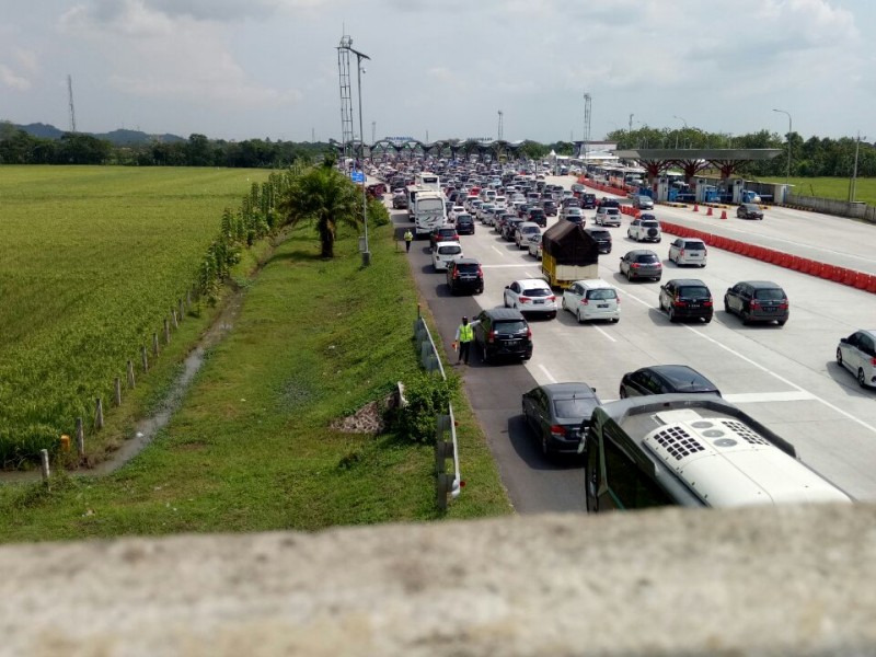 ARUS BALIK: Volume Kendaraan di Tol Cipali Mulai Padat,  Ini Foto-fotonya