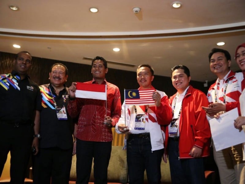 BENDERA INDONESIA TERBALIK: Bertemu dengan Imam Nahrawi, Malaysia Minta Maaf