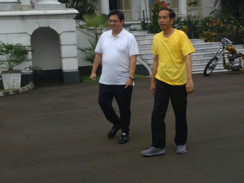 Berkaus Kuning, Jokowi Jalan Pagi Bareng Ketua Umum Partai Golkar