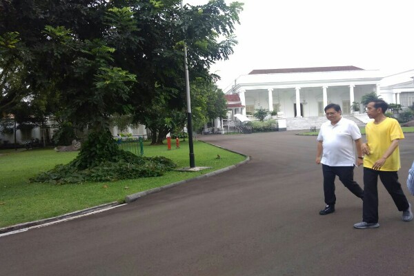 Berkaus Kuning, Jokowi Jalan Pagi Bareng Ketua Umum Partai Golkar