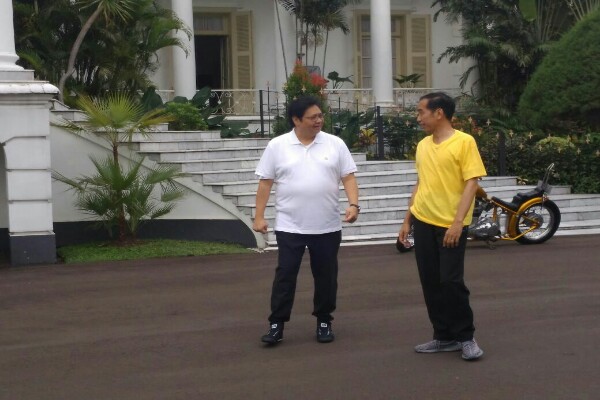 Berkaus Kuning, Jokowi Jalan Pagi Bareng Ketua Umum Partai Golkar