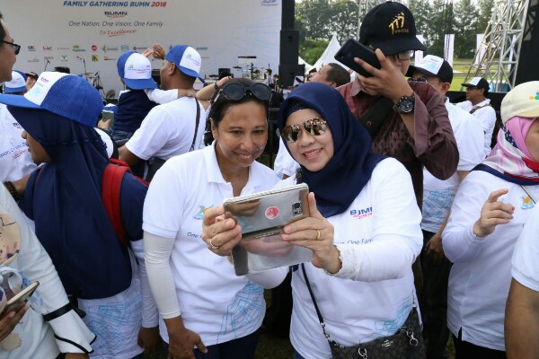 Begini Gaya Menteri Rini Joget Dangdut dan Selfie Bareng Karyawan di Hut ke 20 Kementerian BUMN