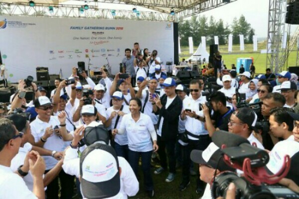 Begini Gaya Menteri Rini Joget Dangdut dan Selfie Bareng Karyawan di Hut ke 20 Kementerian BUMN