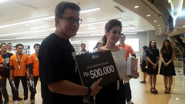 Beginilah Antusiasme Para Pemburu iPhone 7 di iBox Central Park Jakarta