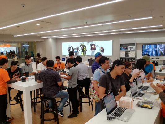 Beginilah Antusiasme Para Pemburu iPhone 7 di iBox Central Park Jakarta