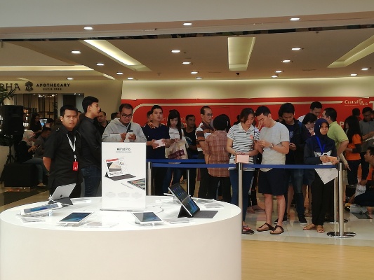 Beginilah Antusiasme Para Pemburu iPhone 7 di iBox Central Park Jakarta