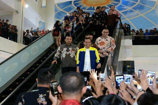 Pakai Jaket Baru, Presiden Jokowi Tinjau Proyek Jalan Tol di Balikpapan