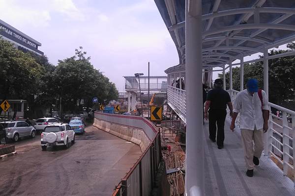 Jembatan Transit Halte Transjakarta Kuningan Timur Bertambah Panjang