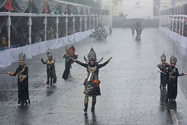 Indahnya Beragam Kostum Nusantara di Jember Fashion Carnaval ke-16