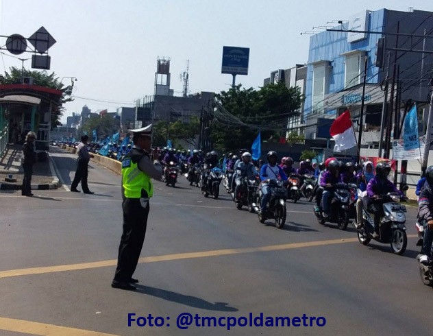 HARI BURUH: Konvoi Bersepeda Motor Melintasi Jl.Pemuda