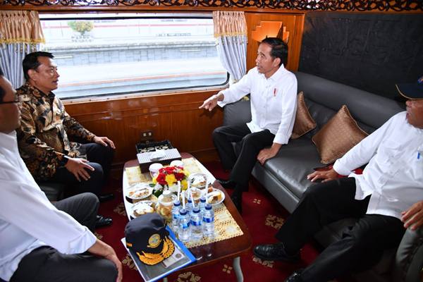 Foto-foto Jokowi Naik Kereta Api Luar Biasa RI-1 ke Sukabumi