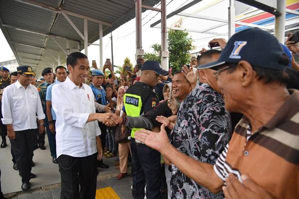 Foto-foto Jokowi Naik Kereta Api Luar Biasa RI-1 ke Sukabumi