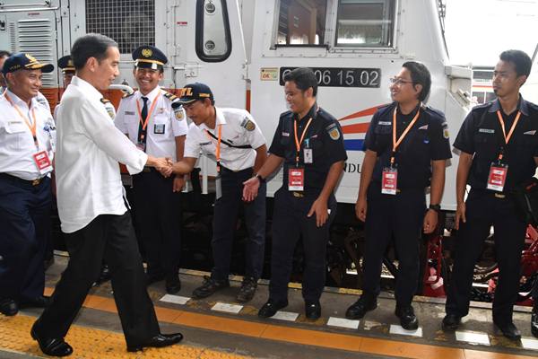 Foto-foto Jokowi Naik Kereta Api Luar Biasa RI-1 ke Sukabumi