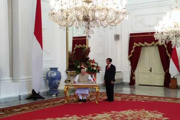 Presiden Jokowi Sambut Kedatangan PM Modi