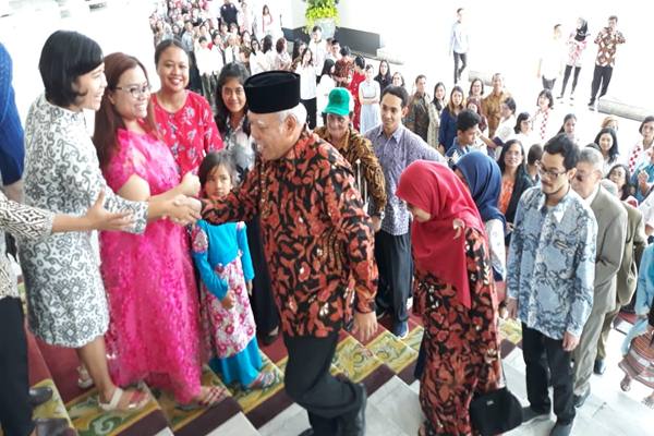  'Open House' Jokowi, Sorak Sorai untuk Basuki hingga Moeldoko Gendong Cucu