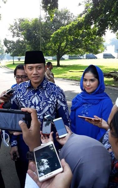  'Open House' Jokowi, Sorak Sorai untuk Basuki hingga Moeldoko Gendong Cucu