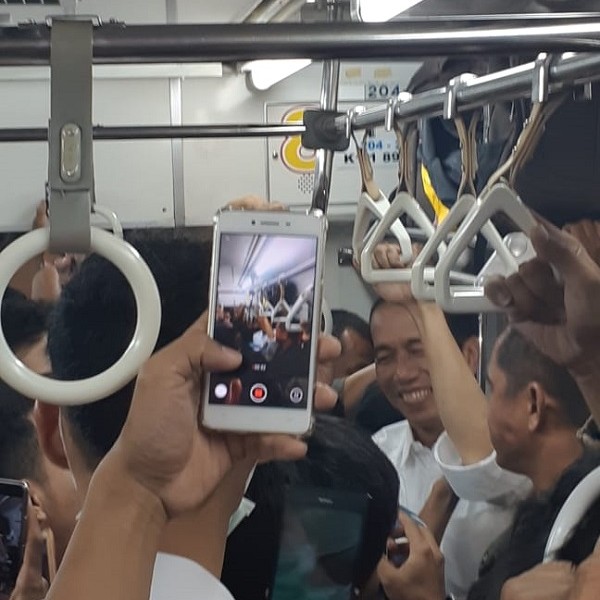 Ini Foto-foto Presiden Jokowi Naik KRL di Jam Sibuk, Berdiri Dekat Pintu!