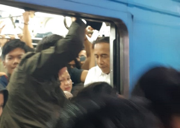 Ini Foto-foto Presiden Jokowi Naik KRL di Jam Sibuk, Berdiri Dekat Pintu!