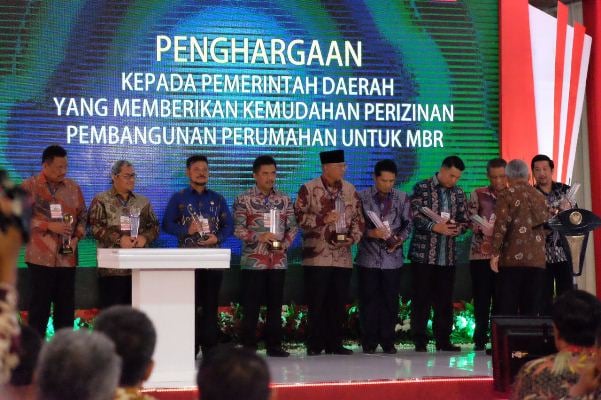 Jokowi Apresiasi 9 Kepala Daerah Pangkas Perizinan Pembangunan Rumah