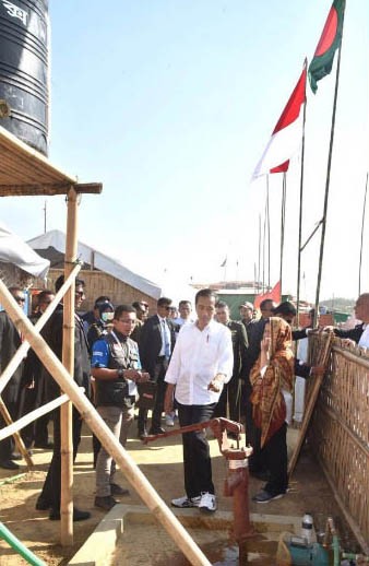 Kamp Pengungsi Rohingnya, Jokowi: Saya Bangga Masyarakat RI dengan Ikhlas Memberikan Bantuan