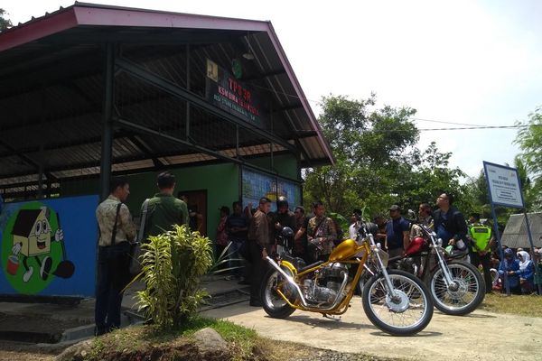 Gaya Ala "Dilan", Jokowi Naik Motor Chopper Emas ke Desa Citarik, Sukabumi