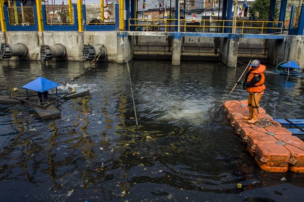 Penyemprotan Mikroba ke Kali Item Hilangkan Bau untuk Sementara