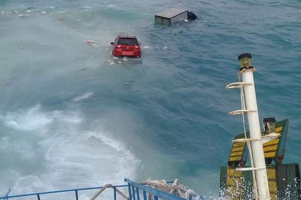 Ini Foto Detik-detik Genting Tenggelamnya Kapal Lestari Maju