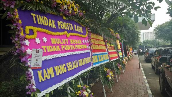 Setelah Balai Kota, Giliran Polda dan Mabes Polri Banjir Karangan Bunga