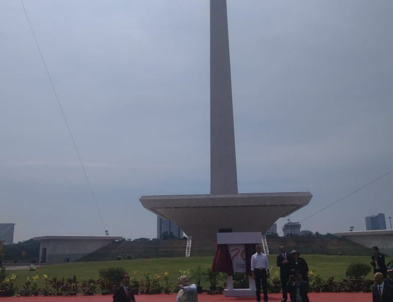 Di Tengah Terik Panas Matahari, Jokowi dan PM India Main Layang-layang di Monas