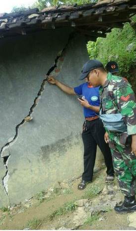 LONGSOR PONOROGO : Ada Retakan, Warga Desa Dayakan Mengungsi