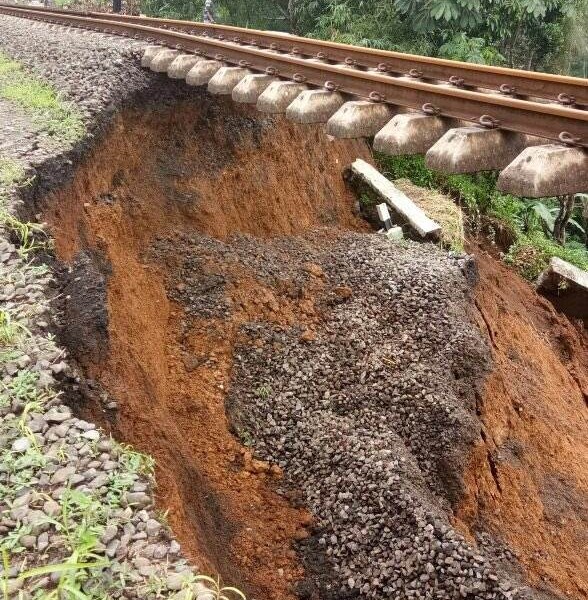 Longsor di Jalur Puncak Telan Korban, Rel Kereta Api Bogor-Sukabumi Menggantung