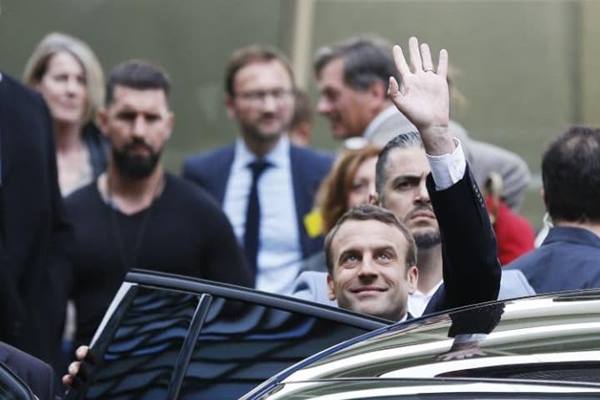 Macron Dilantik Jadi Presiden Prancis Termuda