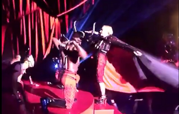 Madonna Jatuh di Panggung Brit Awards 2015. Ini Cuplikan Kejadiannya