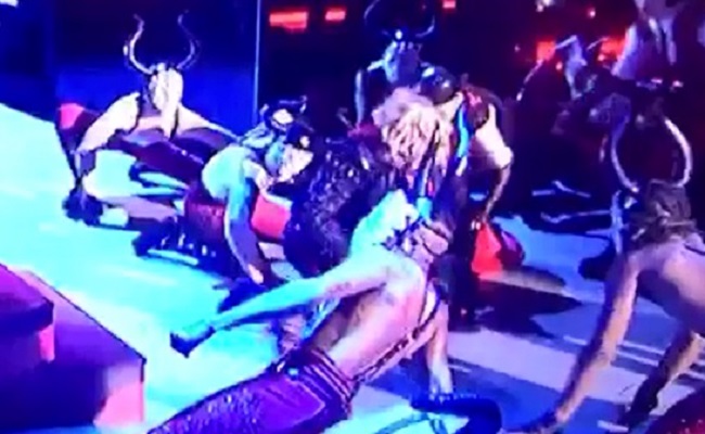 Madonna Jatuh di Panggung Brit Awards 2015. Ini Cuplikan Kejadiannya