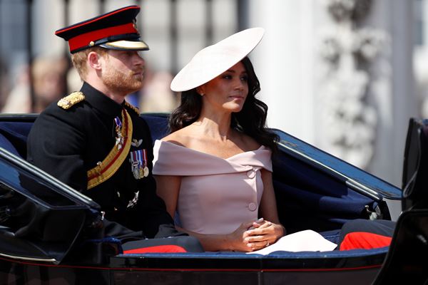 Penampilan Seksi Meghan Markle Dobrak Tradisi Perayaan Ulang Tahun Ratu Elizabeth